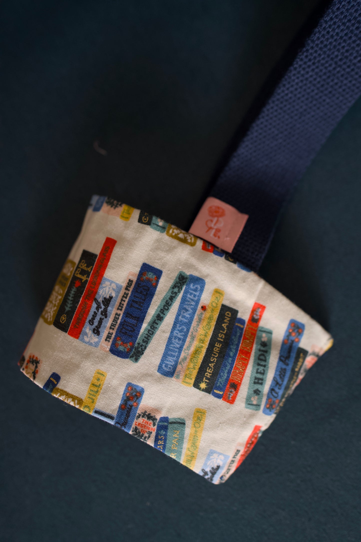 26/05 Poppy Blooms: Nostalgic Bookstack Reversible Coffee Strap