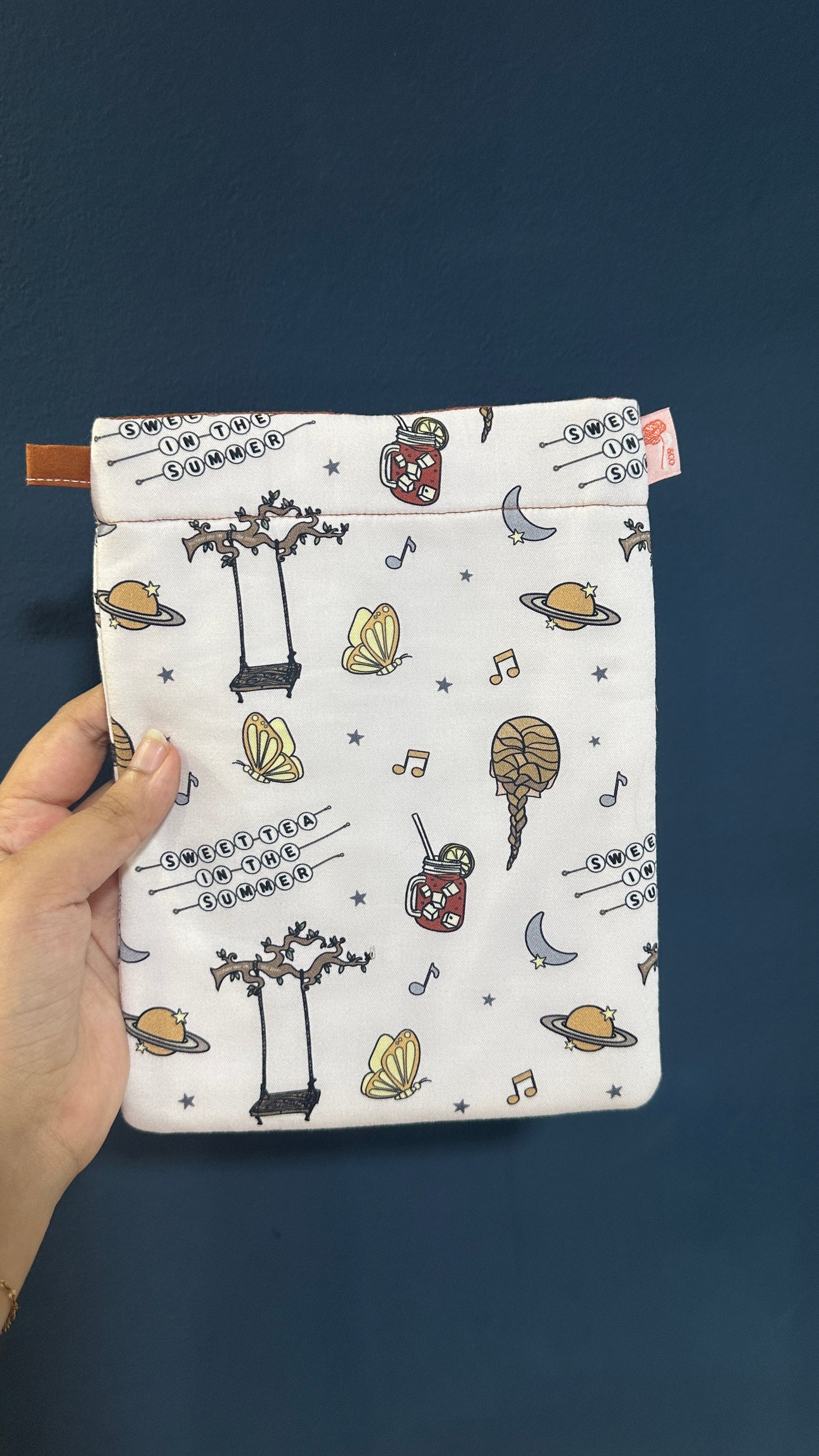 ✨LAST CHANCE READY STOCK Swiftie Era Sweet Tea Bookish Sleeve (no front pockets)