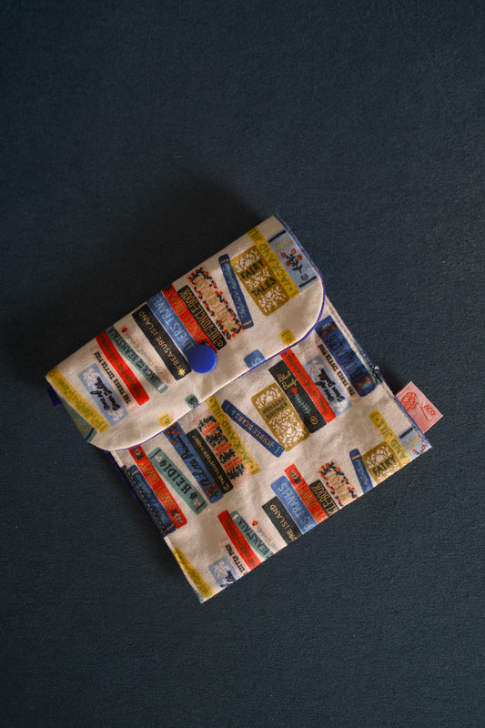26/05 Poppy Blooms: Beige Nostalgic Bookstack Poppy Pocket