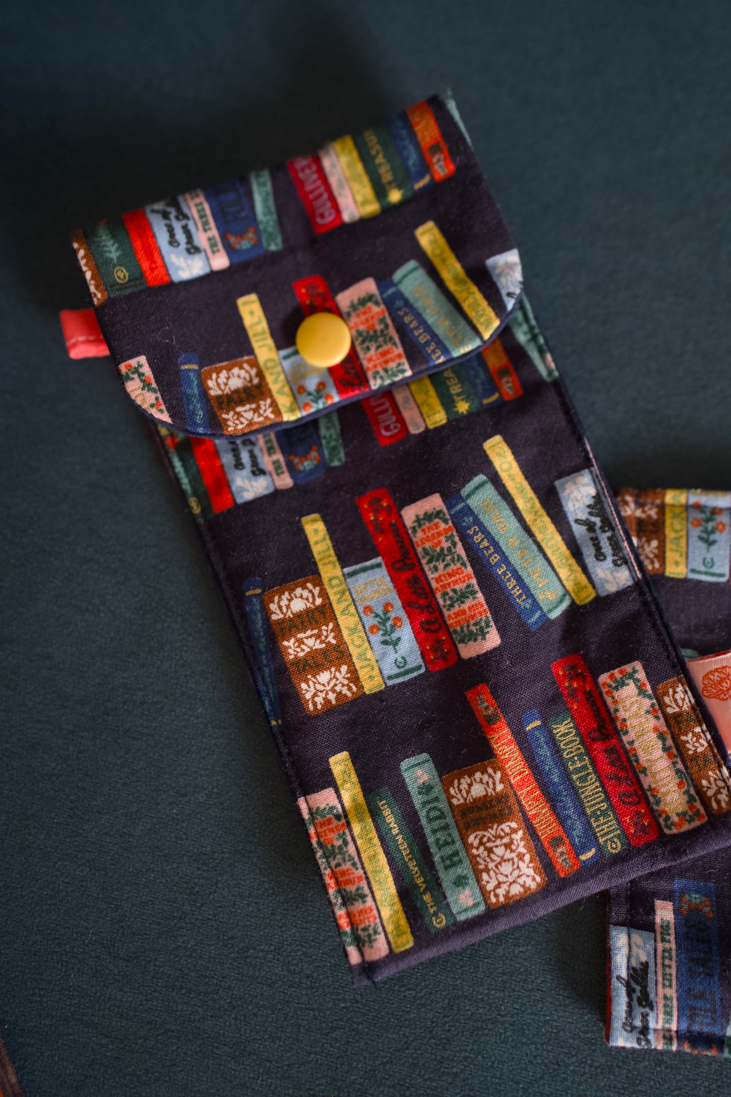 26/05 Poppy Blooms: Navy Nostalgic Bookstack Poppy Case