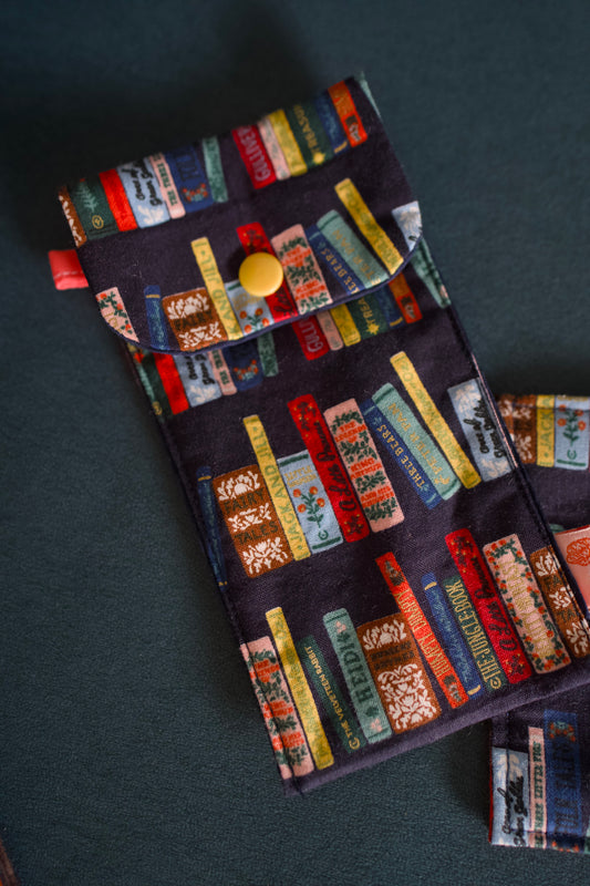26/05 Poppy Blooms: Navy Nostalgic Bookstack Poppy Case