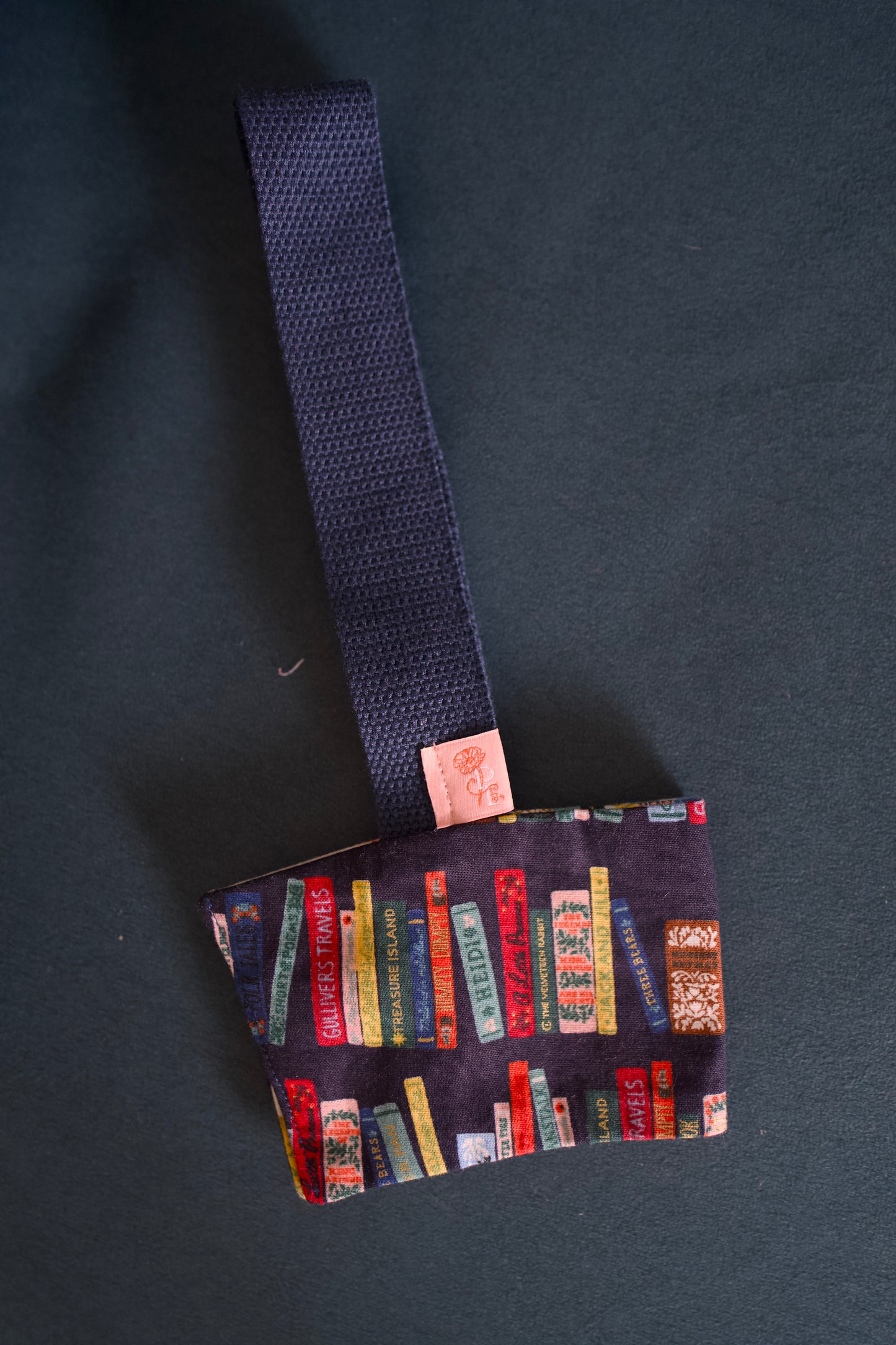 26/05 Poppy Blooms: Nostalgic Bookstack Reversible Coffee Strap
