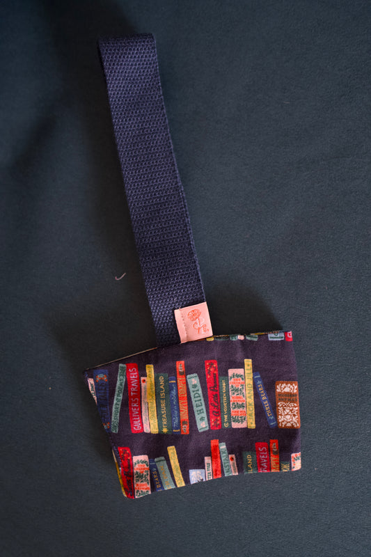 26/05 Poppy Blooms: Nostalgic Bookstack Reversible Coffee Strap