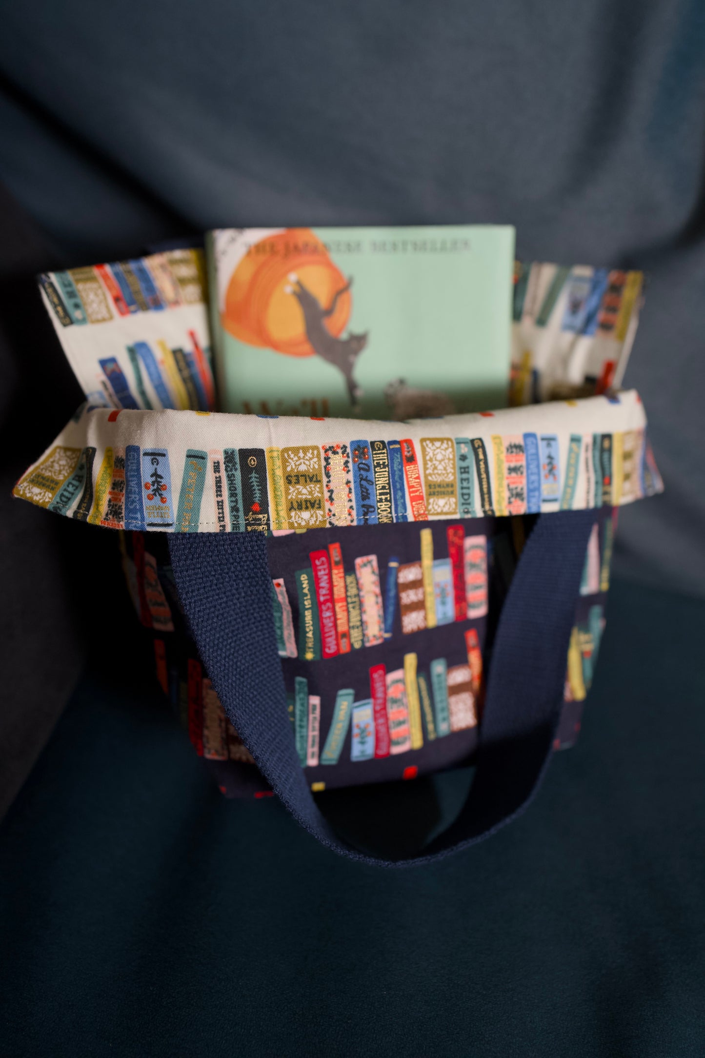 26/05 Poppy Blooms: Nostalgic Bookstack Reversible Bucket Bag